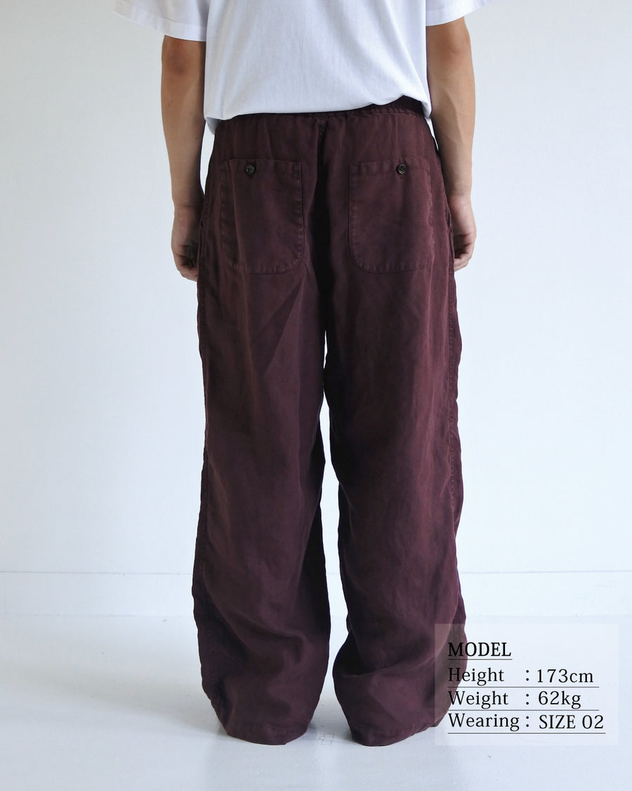 リネン特有のナチュラルな質感を活かした、ワイドシルエットのイージーパンツ。肉厚ながら「とろみ」のある柔らかなフレンチリネンを採用し、清涼感のある快適な穿き心地を実現しました。硫化染めによる製品染めを施すことで、素材の魅力を引き立てる奥行きのある表情に仕上げた、リラックス感漂う一本です。
Wide-silhouette easy pants designed to showcase the natural texture of linen. Crafted from thick yet supple French Linen for a cool, soft touch. This BURGUNDY pair is treated with a sulfur-dye process, enhancing the material's depth and character to create a relaxed, comfortable garment with a unique, lived-in feel.