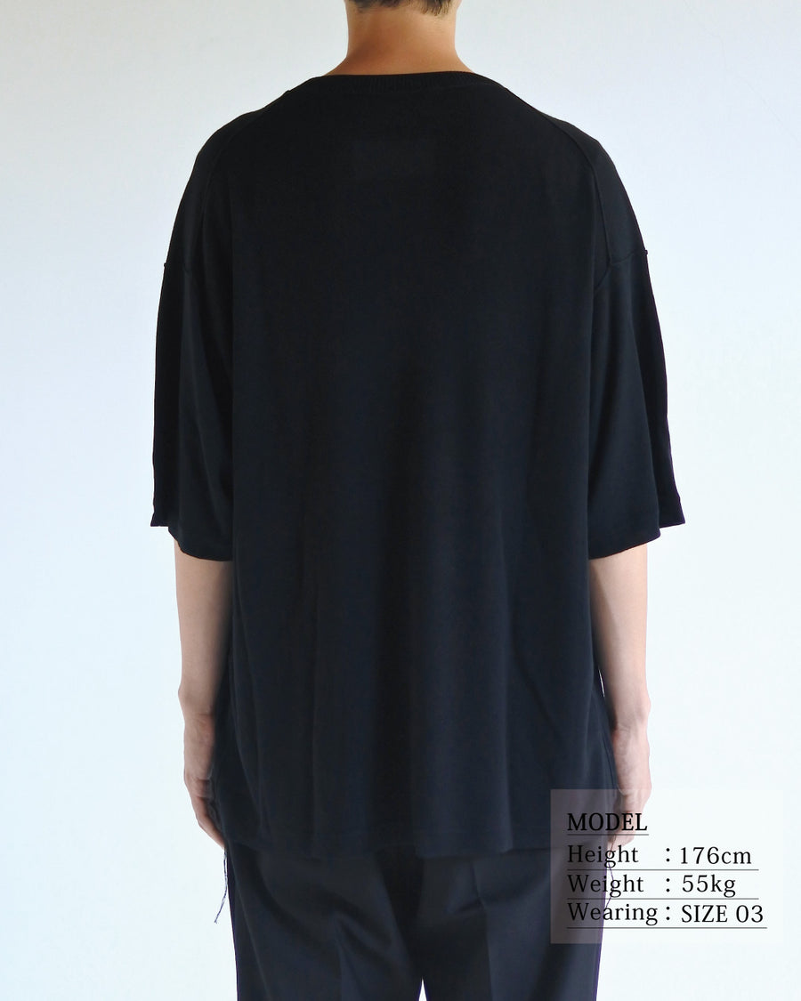 ディテールを極限まで削ぎ落とし、着心地とシルエットを追求したニットTシャツ。気候変化に対応する新たなアプローチとして、軽量で吸水・放湿性に優れた竹（バンブー）素材を採用しました。滑らかでとろみのある肌触りと、袖を通した瞬間に感じる清涼感は格別です。家庭洗濯も可能で、日常に圧倒的な心地よさを提供します。

A minimalist knit T-shirt focused entirely on fit and comfort. Crafted from bamboo yarn, this lightweight, durable material offers exceptional moisture absorption and a refreshing cool-to-the-touch feel. This BLACK piece features a silky, fluid drape that provides overwhelming comfort, perfect for changing climates, and is conveniently home-washable.