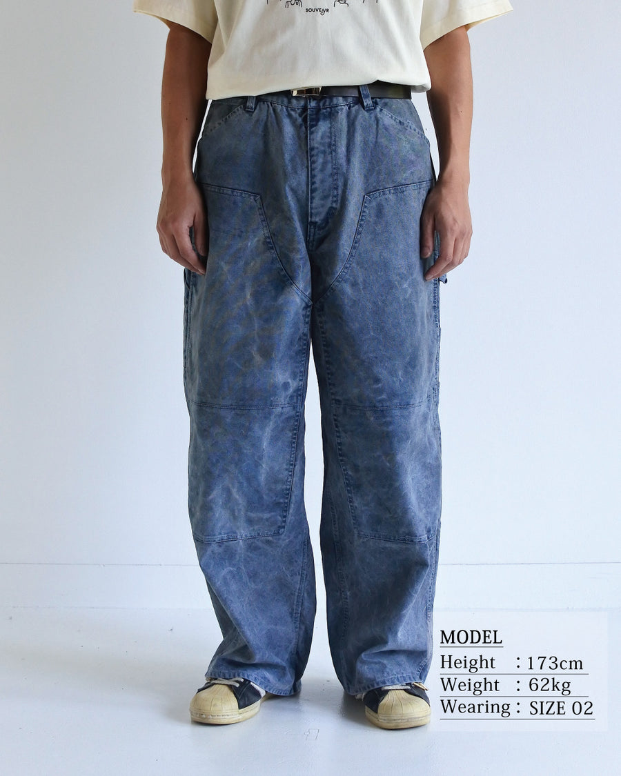 通年着用できるスタンダードなペインターパンツ。ややワイドで長めに設定したレングスは、ミリ単位の調整により絶妙なバランスに仕上げました。素材には強度と耐久性に優れた8号帆布を採用。特殊顔料染めを施すことで、ムラ感のある独自の奥行きと、穿き込むほどにアタリが増す豊かな経年変化を楽しめる一本です。

Standard painter pants designed for year-round wear. The slightly wide, long-length silhouette has been carefully refined for a perfect balance. Crafted from durable No.8 canvas, this BLUE pair features a special pigment dye that creates a unique, mottled depth. The rugged fabric is built to develop a beautiful patina and character over time.