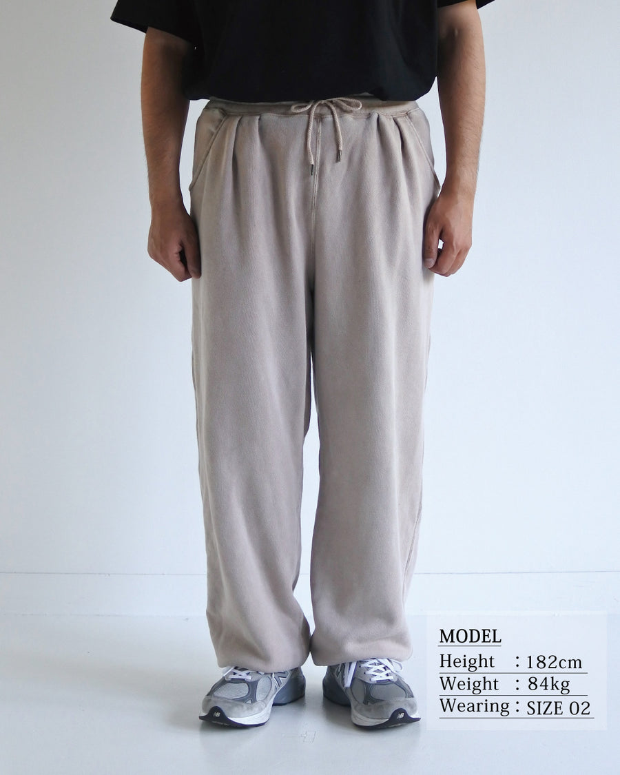 フロントにタックを施し、腰まわりに程よいゆとりをもたせたスウェットパンツ。ミニマルなシルエットをベースに、特殊顔料染め加工によって、奥行きのある独自の風合いを表現しています。生地には30/10裏毛を使用。
低速で丁寧に編み立てることで、程よいハリとコシを残しつつ、ドライで繊細なタッチに仕上げています。These sweatpants feature front tucks that create a comfortable amount of room around the waist.
Based on a clean silhouette, special pigment dyeing adds depth and a distinctive character to the fabric.
Made from 30/10 French terry, the fabric is slowly knitted to retain a balanced firmness, offering a dry yet delicate touch.