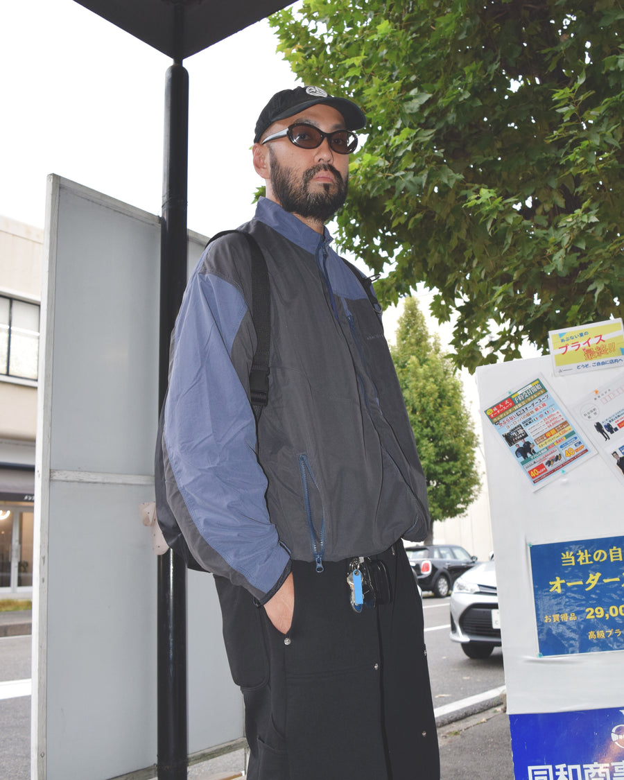 総裏メッシュのウィンドブレーカー。
90年代の某アウトドアブランドからイメージし、ネイビーとブラックの配色のデザインが特徴です。