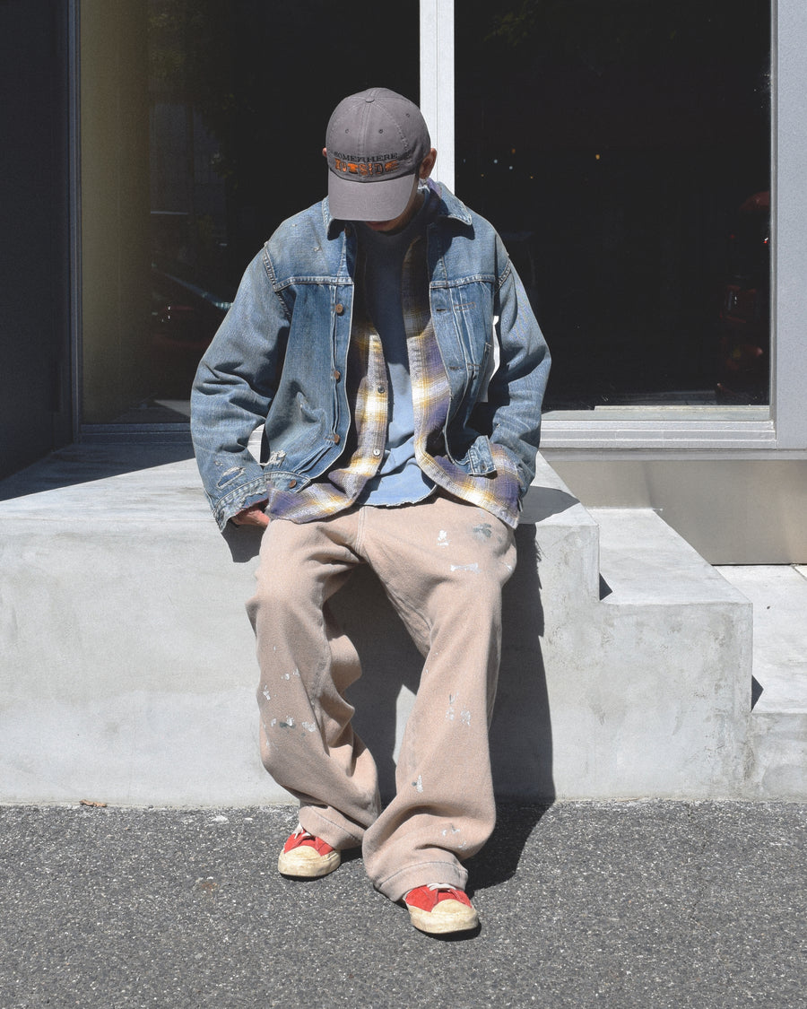 シルエットを重視したワイドイージーパンツ。
柔らかな甘織りデニムを使用し、快適な着心地を実現しました。
弱スラブ糸で織り上げた太畝ツイルデニムは、ふっくらとした質感と自然なストレッチ性が特徴で、ベージュカラーが上品な印象を与えます。