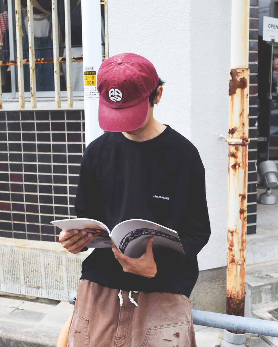 左胸にANACHRONORMのミニ刺繍が入っているベーシックな黒色のロングスリーブTシャツ