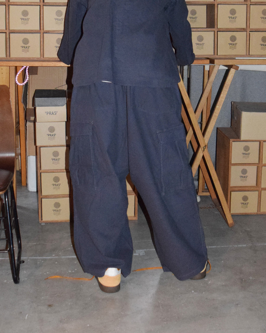 ソフトなタッチのコットンスウェード素材を使用したブルーグレイ色のベイカーカーゴパンツ