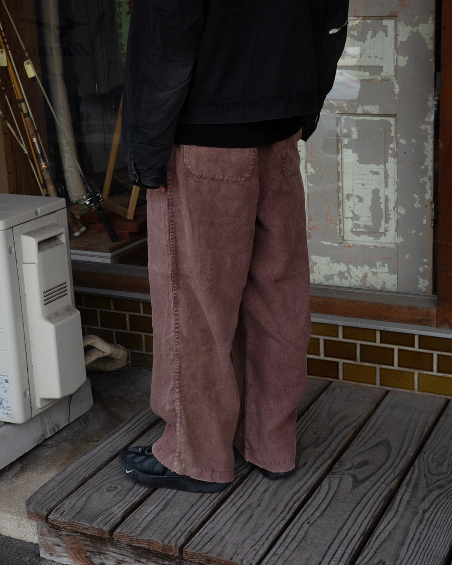 肉厚でとろみのあるフレンチリネンを使用した、ワイドシルエットのイージーパンツ。硫化染め後に水を使わない「サスティナブルブリーチ」を施し、環境に配慮しつつ長年穿き込んだような色褪せと深みを表現しました。リネン特有の清涼感と、腰の抜けた柔らかな肌馴染みが、極上のリラックス感と快適な穿き心地を実現します。Wide easy pants in thick, supple French linen. Featuring eco-friendly waterless bleach on sulphur-dyed fabric, they offer a vintage fade with a soft, broken-in feel. The spacious fit and breathable texture ensure ultimate comfort.