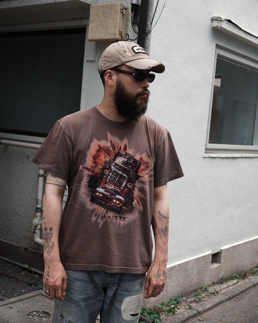 ANACHRONORM フレーム グラフィックTシャツ ダスティブラウン | 5.6oz天竺 アメリカンカルチャーモチーフ 特殊染色 変色加工 一点一点