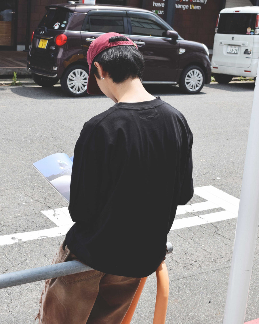 左胸にANACHRONORMのミニ刺繍が入っているベーシックな黒色のロングスリーブTシャツ