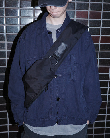 多数のポケットを備え、利便性を追求したリネンのユーティリティジャケット。素材には、肉厚ながらも「とろみ」と清涼感を併せ持つ、柔らかなフレンチリネンを採用しました。硫化染めを施すことで、リネン特有のナチュラルな質感と奥行きのある表情を最大限に引き出し、独自の風合いに仕上げた一着です。
A utility jacket featuring functional pockets and a relaxed silhouette. Crafted from thick yet soft French Linen for a cool, supple touch. This NAVY piece is treated with a sulfur-dye process, enhancing the natural texture of the linen to create a deep, unique character that ages beautifully with wear.