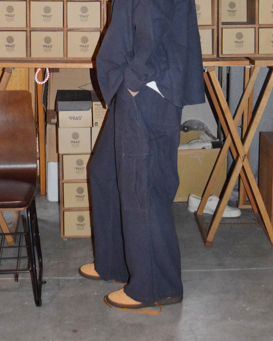 ソフトなタッチのコットンスウェード素材を使用したブルーグレイ色のベイカーカーゴパンツ