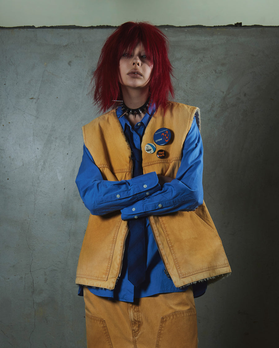 ■リバーシブルで着用が可能なダック×ボアのワークベスト。
カラーはイエロー。
某ワークブランドよりも生地の重量が軽量なのでストレスの少ないライトな着用感も魅力的です。

■表地 : 11号帆布生地
頒布の中で最も薄手の11号を使用しており、強度・耐久性に優れ、着用を重ねるごとにアタリなどの経年変化を感じられる素材です。
■裏地 : シープボア
毛足がありながら、ざらつきが少ないソフトなボア生地です。

■加工 : 特殊エイジング加工/サンフェードダメージ加工
水や薬品の使用量を軽減させながら生地の凹凸部分のアタリを強調させ、同時に脱色させる特殊加工です。
さらにダメージ加工を施しております。