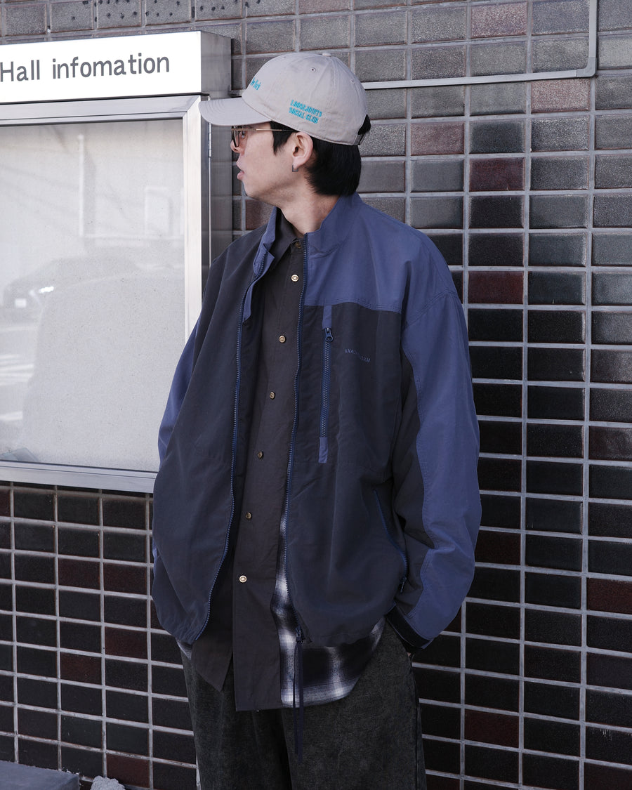 総裏メッシュのウィンドブレーカー。
90年代の某アウトドアブランドからイメージし、ネイビーとブラックの配色のデザインが特徴です。