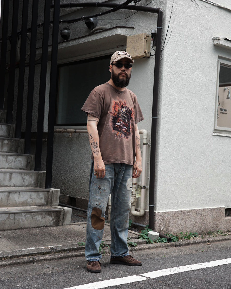 ANACHRONORM フレーム グラフィックTシャツ ダスティブラウン | 5.6oz天竺 アメリカンカルチャーモチーフ 特殊染色 変色加工 一点一点