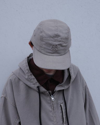 綿のような質感と軽量性を備えた高機能なポリエステルオックスを採用。タスラン加工糸により、シワになりにくく速乾性に優れたイージーケア性を実現しました。染色が困難なポリエステルに特殊顔料染めを施すことで、光沢を抑えたナチュラルで奥行きのある表情に。裏地にはサステナブルなリサイクルメッシュを使用し、快適な着用感にもこだわりました。

High-performance polyester oxford with a cotton-like touch, offering quick-dry and wrinkle-resistant benefits. This GRAY BEIGE piece features a special pigment dye for a matte, faded texture, defying its synthetic roots. Lined with eco-friendly recycled mesh, it ensures breathability while maintaining a sophisticated, natural aesthetic.