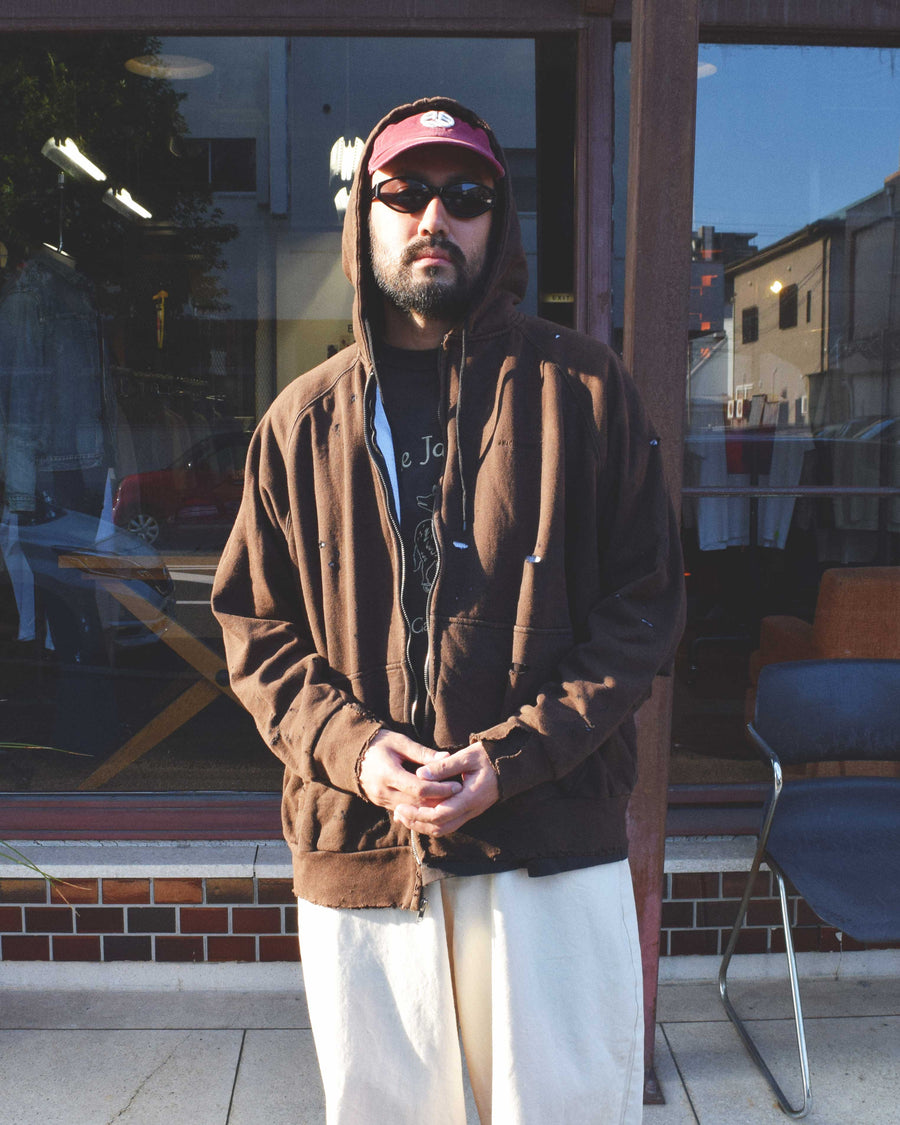 黒色のサーマルスェット生地のハードダメージスウェットパーカー