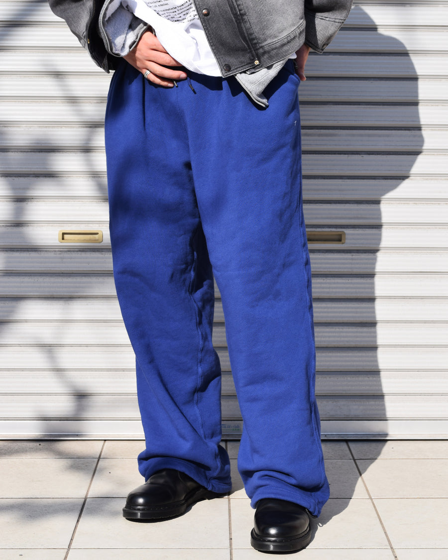 フロントにタックを施し、腰まわりに程よいゆとりをもたせた「TUCK WIDE SWEAT PANTS」。ワイドなシルエットながら、バランスの取れた落ち感が特徴です。硫化染め加工により、奥行きのある独自の風合いを表現しています。生地には30/10裏毛を使用。低速で丁寧に編み立てることで、程よいハリとコシを保ちつつ、ドライで繊細なタッチに仕上げています。The TUCK WIDE SWEAT PANTS feature front tucks that create a comfortable amount of room around the waist, resulting in a relaxed yet well-balanced wide silhouette.A sulphur dyeing process adds depth and a distinctive character to the fabric.