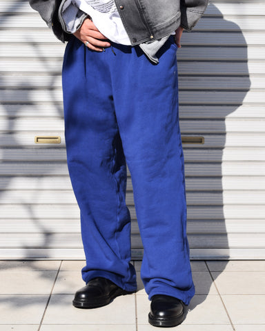 フロントにタックを施し、腰まわりに程よいゆとりをもたせた「TUCK WIDE SWEAT PANTS」。ワイドなシルエットながら、バランスの取れた落ち感が特徴です。硫化染め加工により、奥行きのある独自の風合いを表現しています。生地には30/10裏毛を使用。低速で丁寧に編み立てることで、程よいハリとコシを保ちつつ、ドライで繊細なタッチに仕上げています。The TUCK WIDE SWEAT PANTS feature front tucks that create a comfortable amount of room around the waist, resulting in a relaxed yet well-balanced wide silhouette.A sulphur dyeing process adds depth and a distinctive character to the fabric.