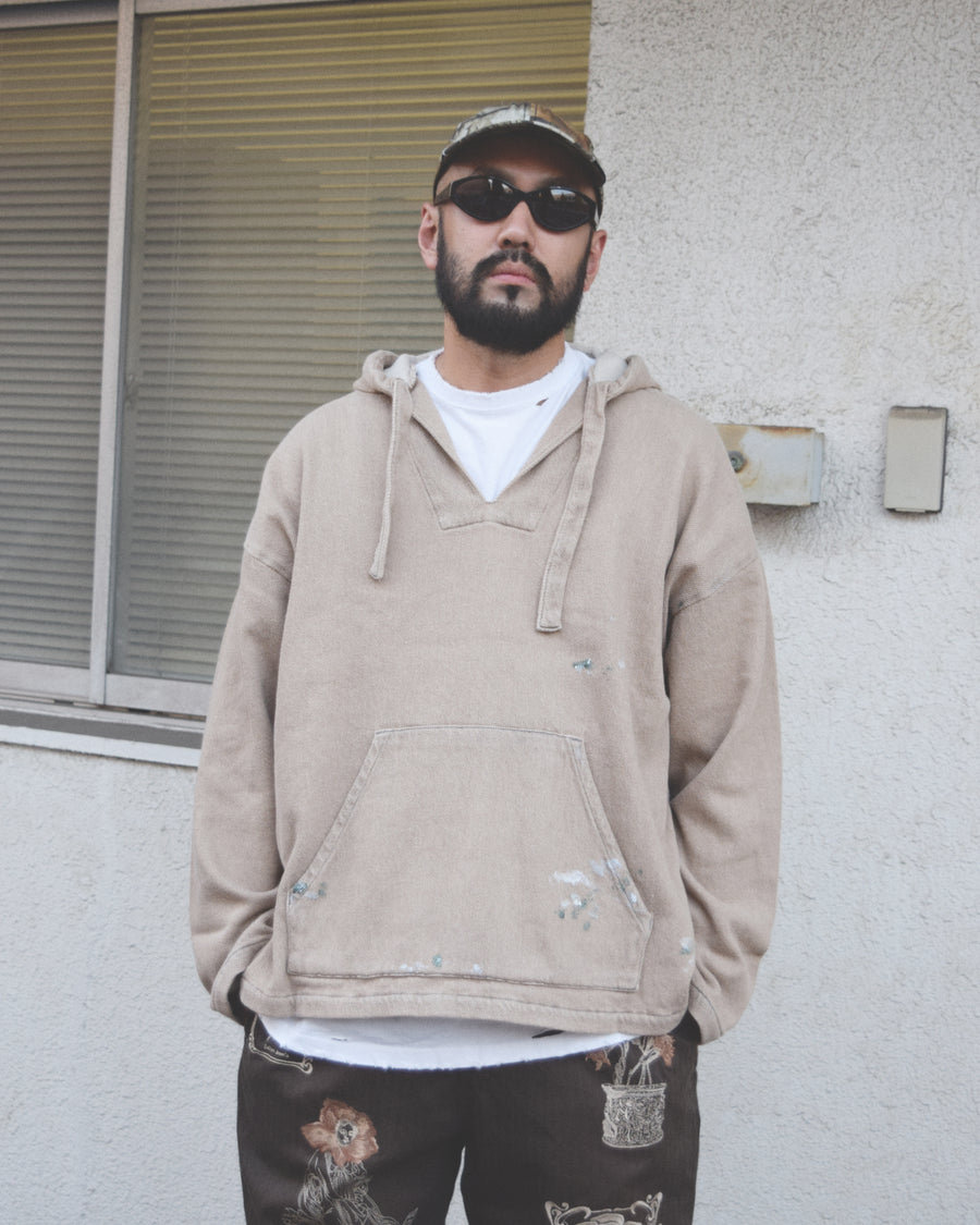 メキシカンパーカーの特徴や印象を忠実に再現しつつ、寸法を調整してシルエットを整えた一着です。
柔らかな甘織りデニムを使用し、快適な着心地に仕上げています。
太畝ツイルデニムは弱スラブ糸で織り上げたふっくらとした質感と自然なストレッチ性が特徴で、ベージュカラーが上品な印象を与えます。