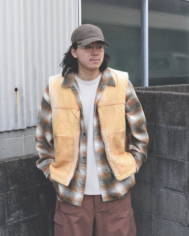 ■リバーシブルで着用が可能なダック×ボアのワークベスト。
カラーはイエロー。
某ワークブランドよりも生地の重量が軽量なのでストレスの少ないライトな着用感も魅力的です。

■表地 : 11号帆布生地
頒布の中で最も薄手の11号を使用しており、強度・耐久性に優れ、着用を重ねるごとにアタリなどの経年変化を感じられる素材です。
■裏地 : シープボア
毛足がありながら、ざらつきが少ないソフトなボア生地です。

■加工 : 特殊エイジング加工/サンフェードダメージ加工
水や薬品の使用量を軽減させながら生地の凹凸部分のアタリを強調させ、同時に脱色させる特殊加工です。
さらにダメージ加工を施しております。