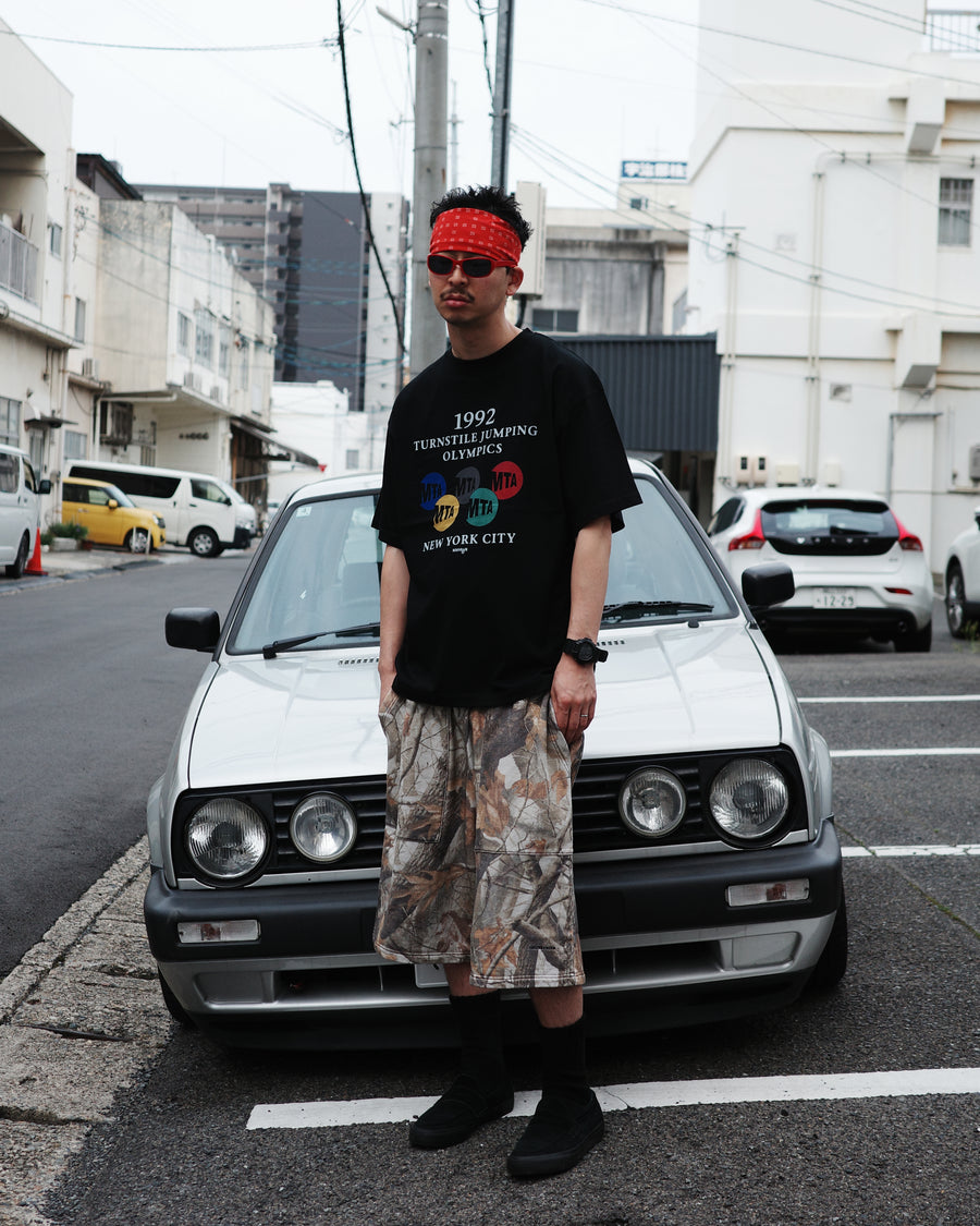 ANACHRONORM × Souvenyr NYC ジャンピング 半袖Tシャツ ブラック | コラボグラフィック ニューヨーク コットン100%