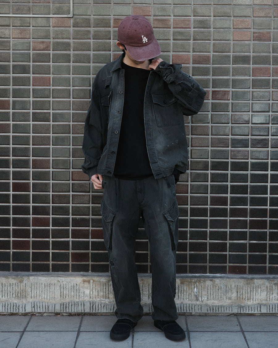 ミリタリートラウザーズを現代的にリファイン。斜めのカーゴポケットが実用的なアクセントを添え、洗練されたテーパードラインが際立ちます。素材には肌馴染みの良い10sヘリンボンを採用。環境に配慮した特殊エイジング・サンフェード加工と随所のリメイクにより、リアリティのある褪色感とヴィンテージな佇まいを表現しました。

Modernized military trousers with a refined tapered fit and slanted cargo pockets. Crafted from soft 10s herringbone, this BLACKA pair features special sun-fading and remake details. It achieves an authentic, time-worn vintage character while utilizing eco-conscious processing to minimize environmental impact.