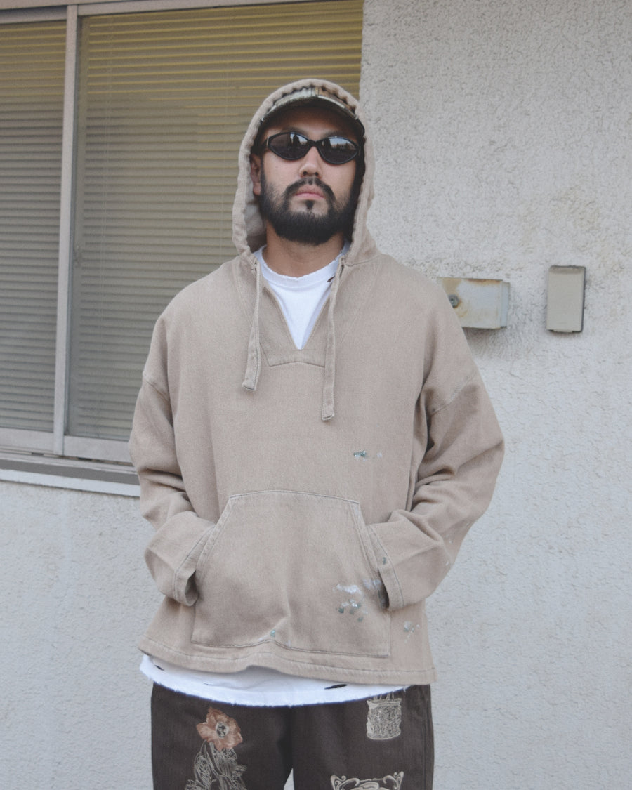 メキシカンパーカーの特徴や印象を忠実に再現しつつ、寸法を調整してシルエットを整えた一着です。
柔らかな甘織りデニムを使用し、快適な着心地に仕上げています。
太畝ツイルデニムは弱スラブ糸で織り上げたふっくらとした質感と自然なストレッチ性が特徴で、ベージュカラーが上品な印象を与えます。