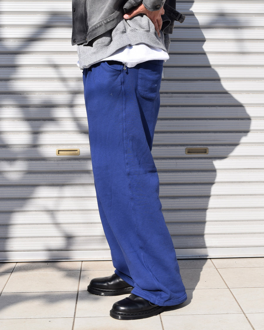 フロントにタックを施し、腰まわりに程よいゆとりをもたせた「TUCK WIDE SWEAT PANTS」。ワイドなシルエットながら、バランスの取れた落ち感が特徴です。硫化染め加工により、奥行きのある独自の風合いを表現しています。生地には30/10裏毛を使用。低速で丁寧に編み立てることで、程よいハリとコシを保ちつつ、ドライで繊細なタッチに仕上げています。The TUCK WIDE SWEAT PANTS feature front tucks that create a comfortable amount of room around the waist, resulting in a relaxed yet well-balanced wide silhouette.A sulphur dyeing process adds depth and a distinctive character to the fabric.