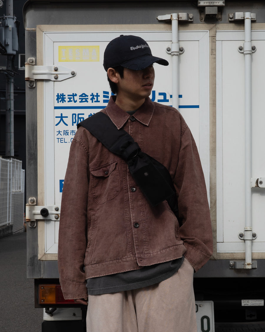 利便性の高い多機能ポケットを備えた、フレンチリネンのユーティリティジャケット。肉厚ながら「とろみ」のある柔らかなフレンチリネンを採用し、清涼感のある着心地を実現しました。硫化染め後に水を使用しないサスティナブルブリーチ加工を施すことで、環境に配慮しながらも、長年着込んだような深みのある色褪せとヴィンテージライクな佇まいを表現しています。
A utility jacket featuring functional pockets and a relaxed silhouette. Crafted from thick yet supple French Linen for a cool, soft touch. This BURGUNDY piece undergoes a sulfur-dye and waterless sustainable bleach process, authentically recreating a deep, sun-faded vintage character while staying eco-conscious.