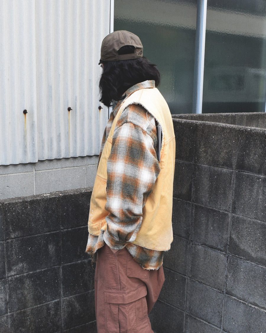 ■リバーシブルで着用が可能なダック×ボアのワークベスト。
カラーはイエロー。
某ワークブランドよりも生地の重量が軽量なのでストレスの少ないライトな着用感も魅力的です。

■表地 : 11号帆布生地
頒布の中で最も薄手の11号を使用しており、強度・耐久性に優れ、着用を重ねるごとにアタリなどの経年変化を感じられる素材です。
■裏地 : シープボア
毛足がありながら、ざらつきが少ないソフトなボア生地です。

■加工 : 特殊エイジング加工/サンフェードダメージ加工
水や薬品の使用量を軽減させながら生地の凹凸部分のアタリを強調させ、同時に脱色させる特殊加工です。
さらにダメージ加工を施しております。