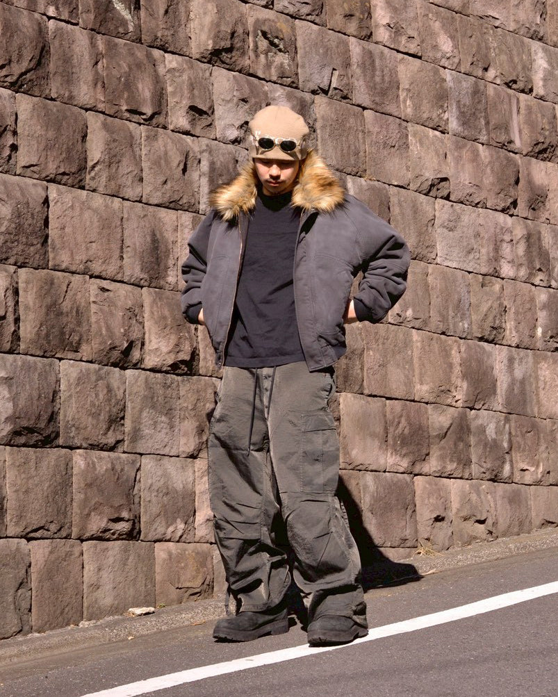 U.S. ARMYのM-51フィールドパンツをベースに再構築した一本。主要なディテールは忠実に再現しつつ、特殊な製品染め加工を施すことで、ヴィンテージとは異なる独自の風合いに仕上げています。生地には中肉クラスのナイロンツイルを使用。程よい肉感があり、幅広いシーズンで着用可能です。製品染め後に薬品で色を落とす特殊加工により、奥行きのある表情を生み出しています。Reimagined based on the U.S. ARMY M-51 Field Pants.
While faithfully retaining the original key details, a special garment-dyeing process gives the piece a distinctive character that differs from authentic vintage examples.