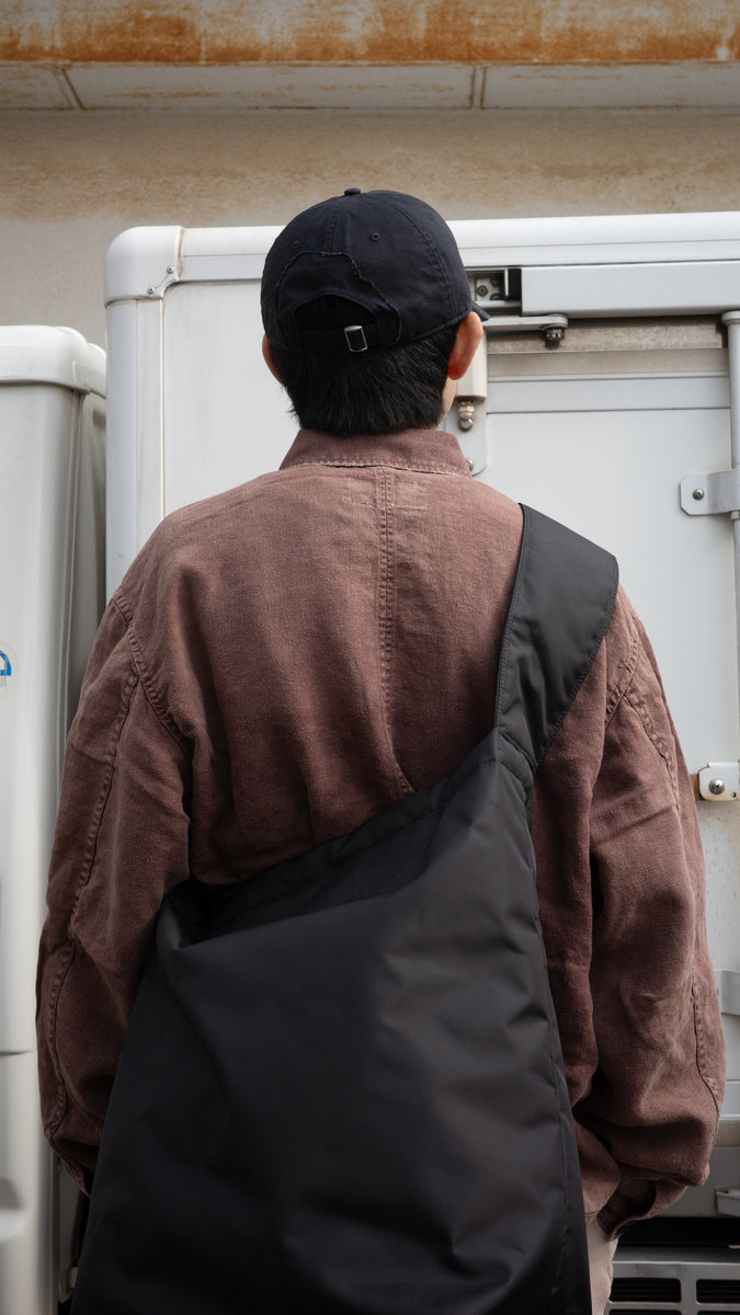 利便性の高い多機能ポケットを備えた、フレンチリネンのユーティリティジャケット。肉厚ながら「とろみ」のある柔らかなフレンチリネンを採用し、清涼感のある着心地を実現しました。硫化染め後に水を使用しないサスティナブルブリーチ加工を施すことで、環境に配慮しながらも、長年着込んだような深みのある色褪せとヴィンテージライクな佇まいを表現しています。
A utility jacket featuring functional pockets and a relaxed silhouette. Crafted from thick yet supple French Linen for a cool, soft touch. This BURGUNDY piece undergoes a sulfur-dye and waterless sustainable bleach process, authentically recreating a deep, sun-faded vintage character while staying eco-conscious.