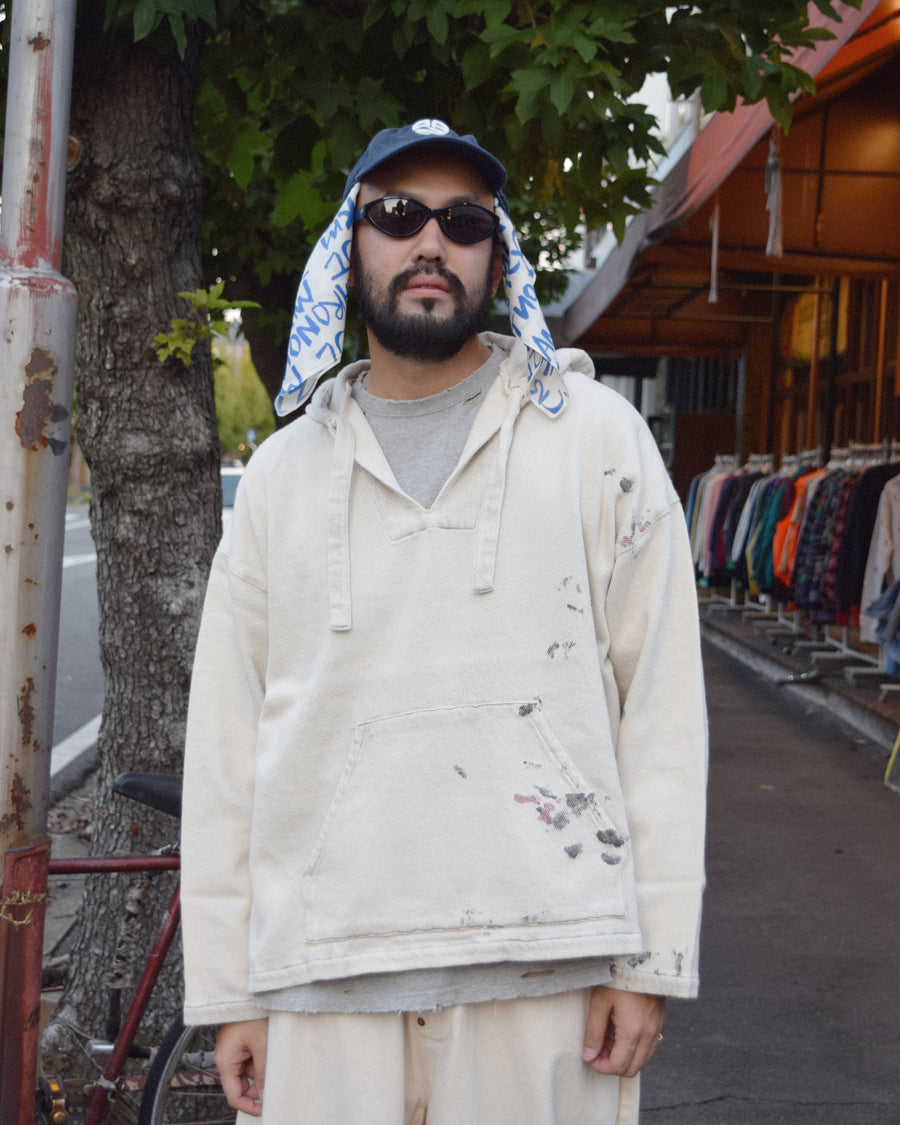 メキシカンパーカーの特徴や印象を忠実に再現しつつ、寸法を調整してシルエットを整えた一着です。
柔らかな甘織りデニムを使用し、快適な着心地に仕上げています。
太畝ツイルデニムは弱スラブ糸で織り上げたふっくらとした質感と自然なストレッチ性が特徴で、オフホワイトカラーが上品な印象を与えます。