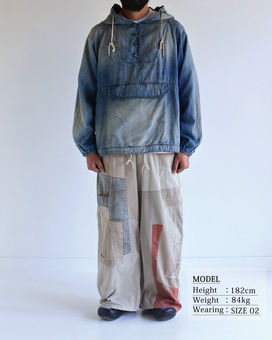 フード口のボタンの開閉により、首まわりのニュアンスを変えて楽しめる一着。素材には、経糸にコットンムラ糸、緯糸に綿麻混紡糸を使用した綿麻6ozデニムを採用しました。シャープなムラ感とリネン混ならではの粗野な風合いが、ヴィンテージの魅力を引き立てます。エイジング加工を施すことで、全体にリアリティのあるアタリ感を出し、長年着込んだような深みのある表情に仕上げました。A versatile piece featuring adjustable hood buttons to create a clean or relaxed neckline. Crafted from 6oz cotton-linen denim, the fabric combines sharp slub textures with a rustic linen feel for an authentic vintage character. Treated with an aging process to create realistic wear and fade, this INDIGO garment offers a sophisti