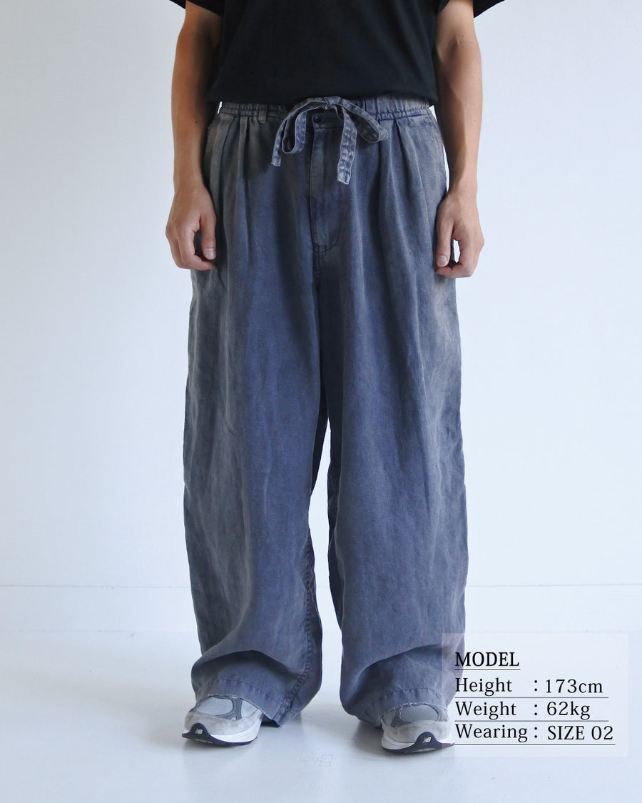リネン特有のナチュラルな質感を活かした、ワイドシルエットのイージーパンツ。肉厚ながら「とろみ」のある柔らかなフレンチリネンを採用し、清涼感のある快適な穿き心地を実現しました。硫化染めによる製品染めを施すことで、素材の魅力を引き立てる奥行きのある表情に仕上げた、リラックス感漂う一本です。
Wide-silhouette easy pants designed to showcase the natural texture of linen. Crafted from thick yet supple French Linen for a cool, soft touch. This NAVY pair is treated with a sulfur-dye process, enhancing the material's depth and character to create a relaxed, comfortable garment with a unique, lived-in feel.