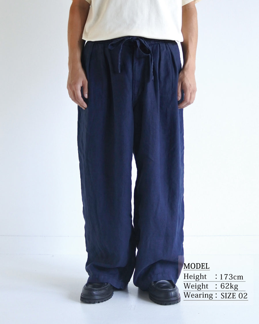 リネン特有のナチュラルな質感を活かした、ワイドシルエットのイージーパンツ。肉厚ながら「とろみ」のある柔らかなフレンチリネンを採用し、清涼感のある快適な穿き心地を実現しました。硫化染めによる製品染めを施すことで、素材の魅力を引き立てる奥行きのある表情に仕上げた、リラックス感漂う一本です。
Wide-silhouette easy pants designed to showcase the natural texture of linen. Crafted from thick yet supple French Linen for a cool, soft touch. This NAVY pair is treated with a sulfur-dye process, enhancing the material's depth and character to create a relaxed, comfortable garment with a unique, lived-in feel.