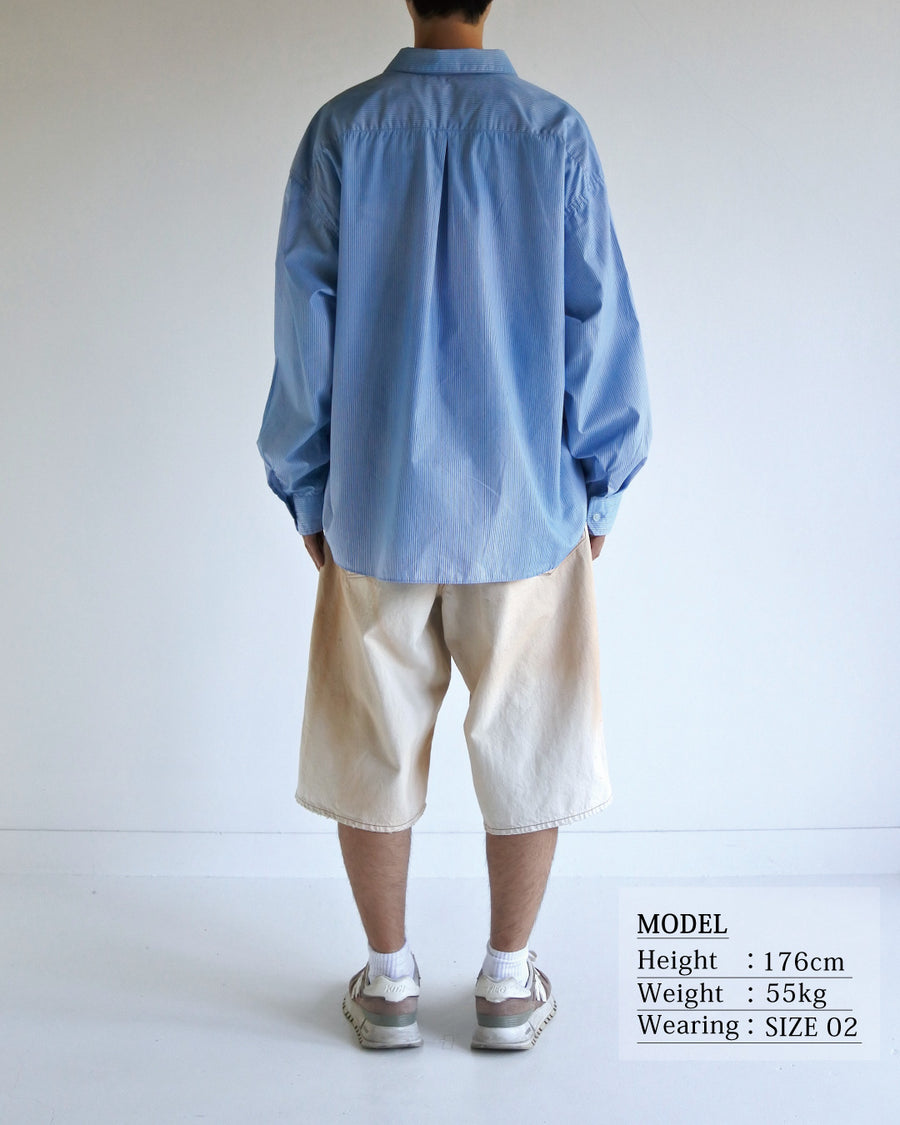 クリーンな高密度ストライプシャツに、スプレーによる顔料吹き付け加工を施し、自然なムラ感を与えた一着。リラックス感のあるシルエットが、上品さとラフさを絶妙なバランスで両立させています。素材には米綿100%の高密度ストライプ生地を採用。綿100%のナチュラルな風合いながら、シワになりにくい実用性も兼ね備えています。

A clean stripe shirt enhanced with a subtle pigment spray process for a natural, textured look. The relaxed silhouette perfectly balances elegance with a casual edge. Crafted from high-density US cotton stripe fabric, this BLUE STRIPE piece offers a crisp feel that is naturally wrinkle-resistant while maintaining the comfort of 100% cotton.