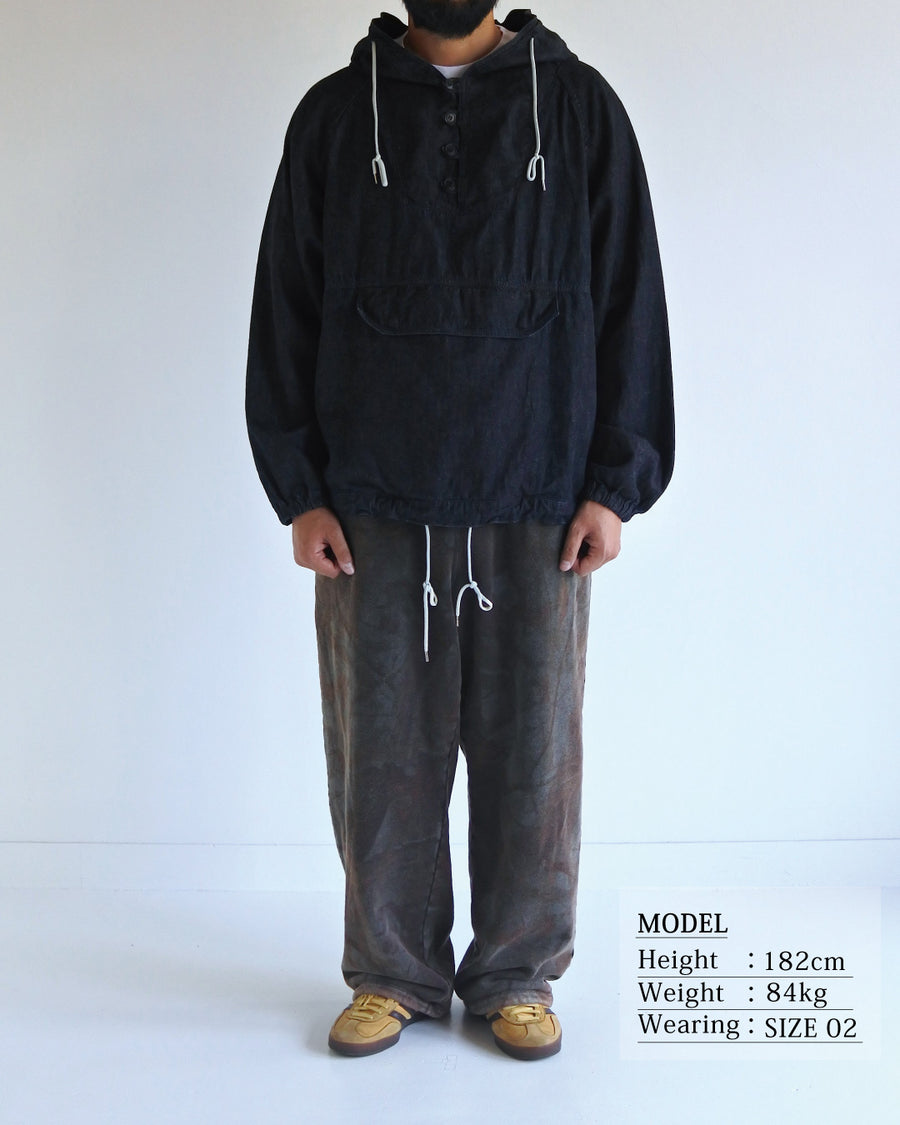 フード口のボタンの開閉により、首まわりのニュアンスを変えて楽しめる一着。素材には、経糸にコットンムラ糸、緯糸に綿麻混紡糸を使用した綿麻6ozデニムを採用しました。シャープなムラ感とリネン混ならではの粗野な風合いが、ヴィンテージの魅力を引き立てます。バイオウォッシュ加工を施すことで、使い始めから体に馴染む柔らかな質感に仕上げました。

A versatile piece featuring adjustable hood buttons to create a clean or relaxed neckline. Crafted from 6oz cotton-linen denim, the fabric combines sharp slub textures with the rustic feel of linen for an authentic vintage character. Treated with a bio-wash process, this INDIGO garment offers a soft, lived-in feel from the very first wear.