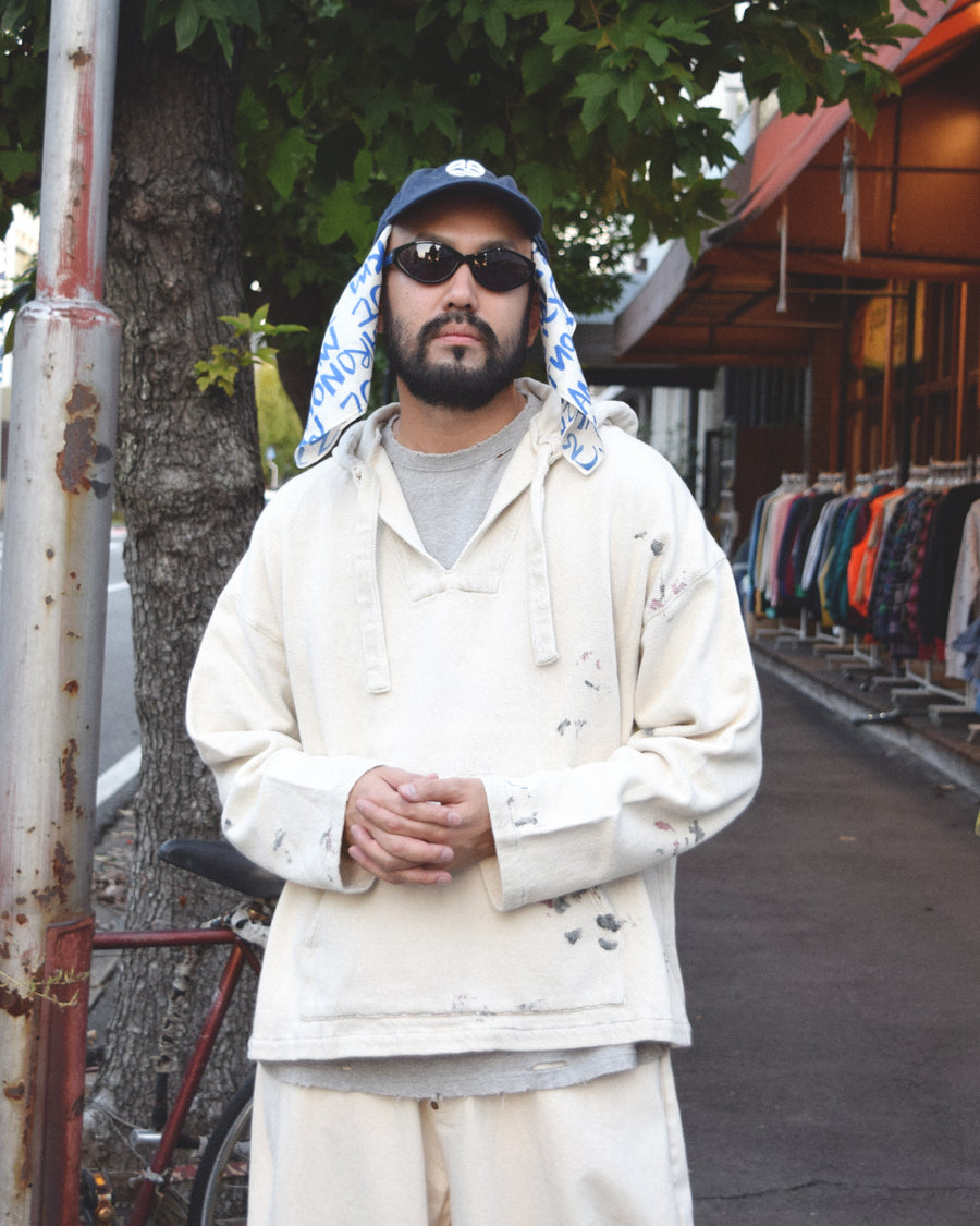 メキシカンパーカーの特徴や印象を忠実に再現しつつ、寸法を調整してシルエットを整えた一着です。
柔らかな甘織りデニムを使用し、快適な着心地に仕上げています。
太畝ツイルデニムは弱スラブ糸で織り上げたふっくらとした質感と自然なストレッチ性が特徴で、オフホワイトカラーが上品な印象を与えます。