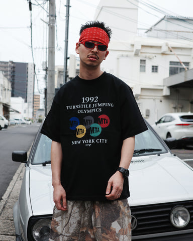ANACHRONORM × Souvenyr NYC ジャンピング 半袖Tシャツ ブラック | コラボグラフィック ニューヨーク コットン100%