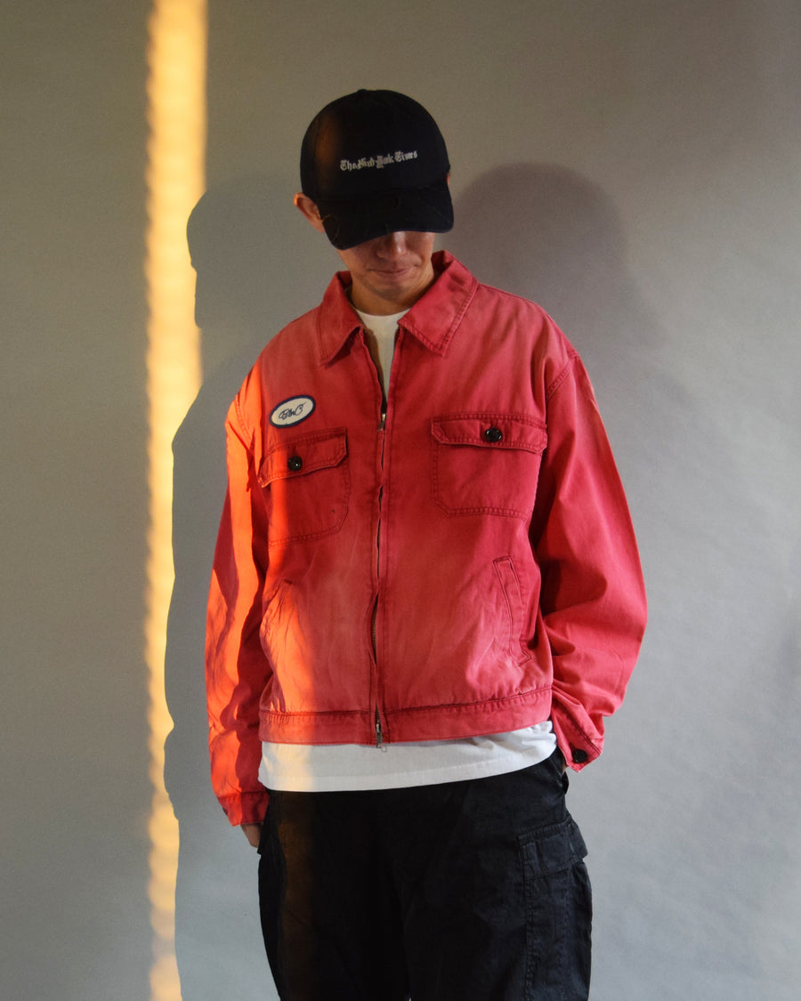 ヴィンテージのワークジャケットを現代的シルエットで再現。柔らかくコシのある20番手ツイルに、環境負荷を抑えた特殊エイジング・サンフェード加工を施し、長年着込んだようなリアルな色落ちを表現しました。
裏地には高密度なコットンスレーキを採用。鮮やかなREDのボディに、オリジナルワッペンがアクセントを添える、風合い豊かな一着です。
A modern reimagining of the classic vintage work jacket. Made from soft 20s twill and treated with a special sun-fade process for a realistic aged look, this RED jacket features high-density lining and original custom patches for a unique, heritage-inspired finish.