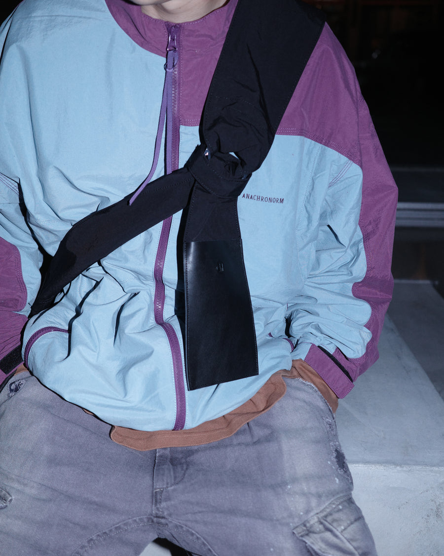 総裏メッシュのウィンドブレーカー。
90年代の某アウトドアブランドからイメージし、ブルーとパープルの配色のデザインが特徴です。