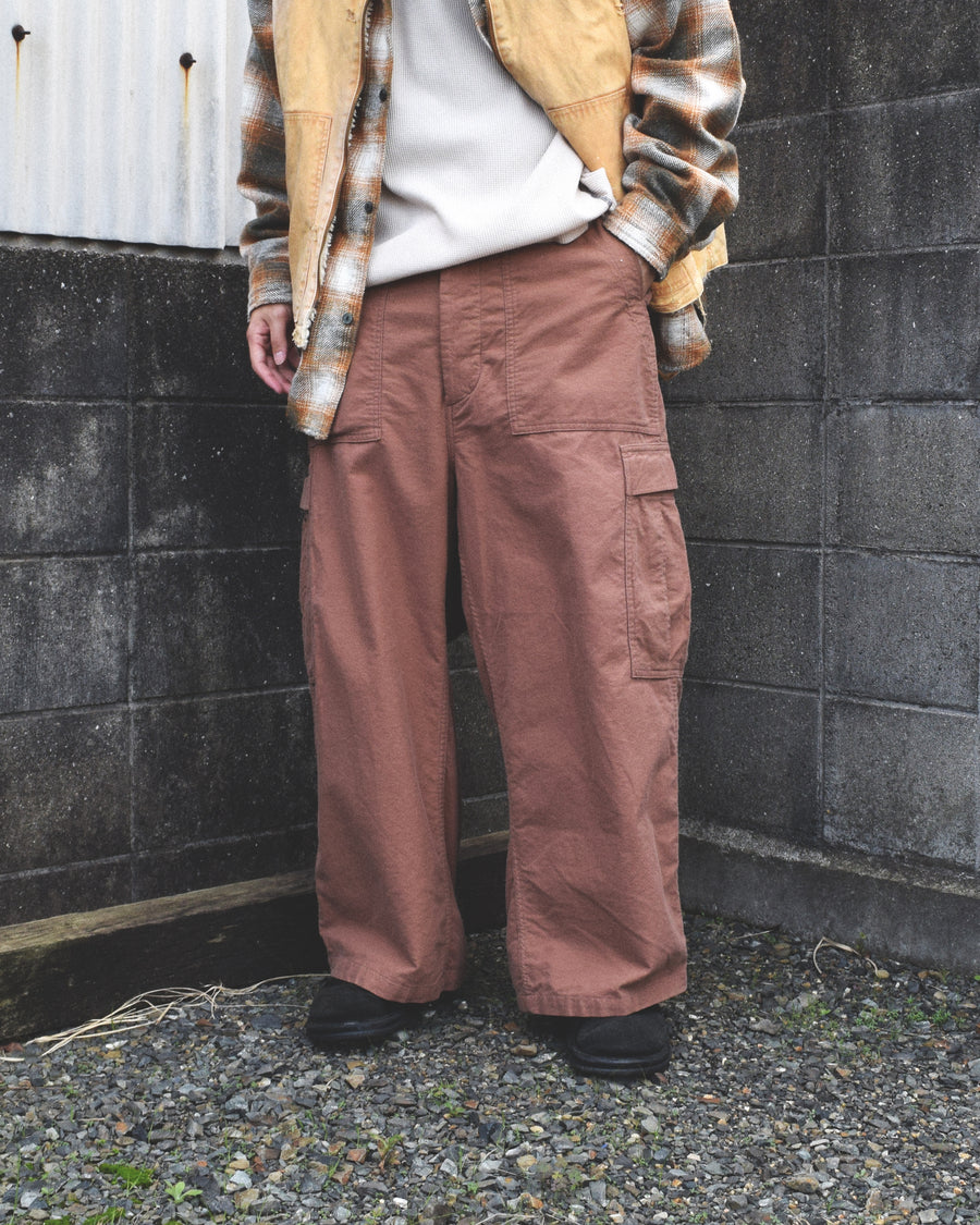 ソフトなタッチのコットンスウェード素材を使用したピンクベージュ色のベイカーカーゴパンツ