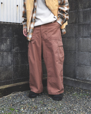 ソフトなタッチのコットンスウェード素材を使用したピンクベージュ色のベイカーカーゴパンツ