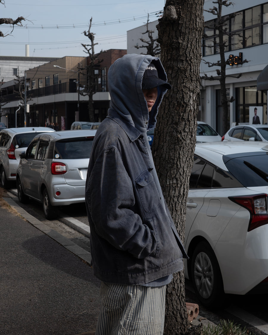 利便性の高い多機能ポケットを備えた、フレンチリネンのユーティリティジャケット。肉厚ながら「とろみ」のある柔らかなフレンチリネンを採用し、清涼感のある着心地を実現しました。硫化染め後に水を使用しないサスティナブルブリーチ加工を施すことで、環境に配慮しながらも、長年着込んだような深みのある色褪せとヴィンテージライクな佇まいを表現しています。

A utility jacket featuring functional pockets and a relaxed silhouette. Crafted from thick yet supple French Linen for a cool, soft touch. This NAVY piece undergoes a sulfur-dye and waterless sustainable bleach process, authentically recreating a deep, sun-faded vintage character while staying eco-conscious.