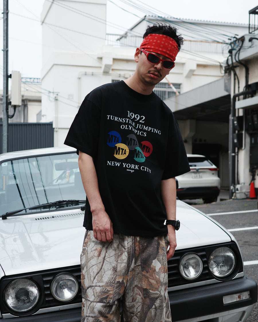 ANACHRONORM × Souvenyr NYC ジャンピング 半袖Tシャツ ブラック | コラボグラフィック ニューヨーク コットン100%