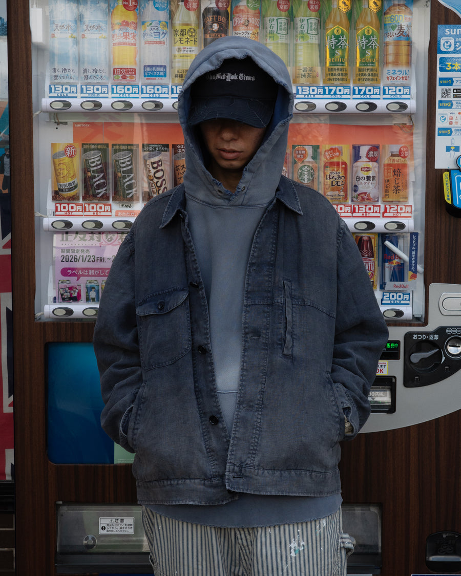 利便性の高い多機能ポケットを備えた、フレンチリネンのユーティリティジャケット。肉厚ながら「とろみ」のある柔らかなフレンチリネンを採用し、清涼感のある着心地を実現しました。硫化染め後に水を使用しないサスティナブルブリーチ加工を施すことで、環境に配慮しながらも、長年着込んだような深みのある色褪せとヴィンテージライクな佇まいを表現しています。

A utility jacket featuring functional pockets and a relaxed silhouette. Crafted from thick yet supple French Linen for a cool, soft touch. This NAVY piece undergoes a sulfur-dye and waterless sustainable bleach process, authentically recreating a deep, sun-faded vintage character while staying eco-conscious.