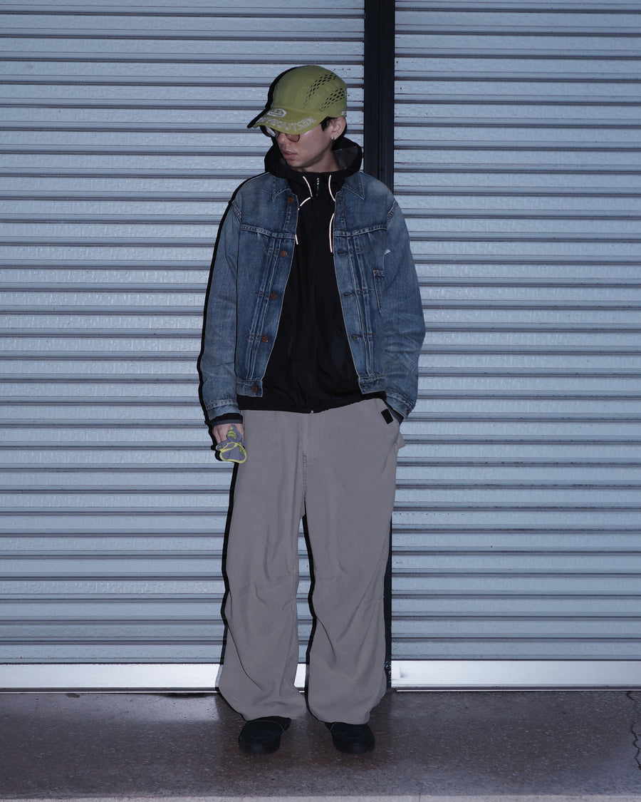 ポリエステル100％ながら、綿のような質感と軽量性を備えた高機能素材を採用。タスラン加工糸によるポリエステルオックスは、シワになりにくく速乾性にも優れています。染色が困難なポリエステルに特殊顔料染めを施すことで、化繊特有の光沢を抑え、ナチュラルで奥行きのある絶妙なフェード感と落ち着いた表情を実現しました。

High-performance polyester oxford with a cotton-like touch, offering quick-dry and wrinkle-resistant benefits. This GRAY BEIGE item features a special pigment dye—a rare process for polyester—achieving a sophisticated, faded texture and a matte finish that perfectly balances technical utility with a natural, lived-in aesthetic.