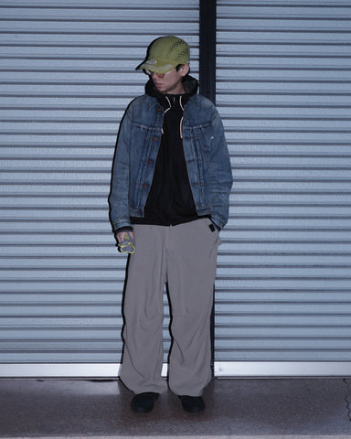 ポリエステル100％ながら、綿のような質感と軽量性を備えた高機能素材を採用。タスラン加工糸によるポリエステルオックスは、シワになりにくく速乾性にも優れています。染色が困難なポリエステルに特殊顔料染めを施すことで、化繊特有の光沢を抑え、ナチュラルで奥行きのある絶妙なフェード感と落ち着いた表情を実現しました。

High-performance polyester oxford with a cotton-like touch, offering quick-dry and wrinkle-resistant benefits. This GRAY BEIGE item features a special pigment dye—a rare process for polyester—achieving a sophisticated, faded texture and a matte finish that perfectly balances technical utility with a natural, lived-in aesthetic.