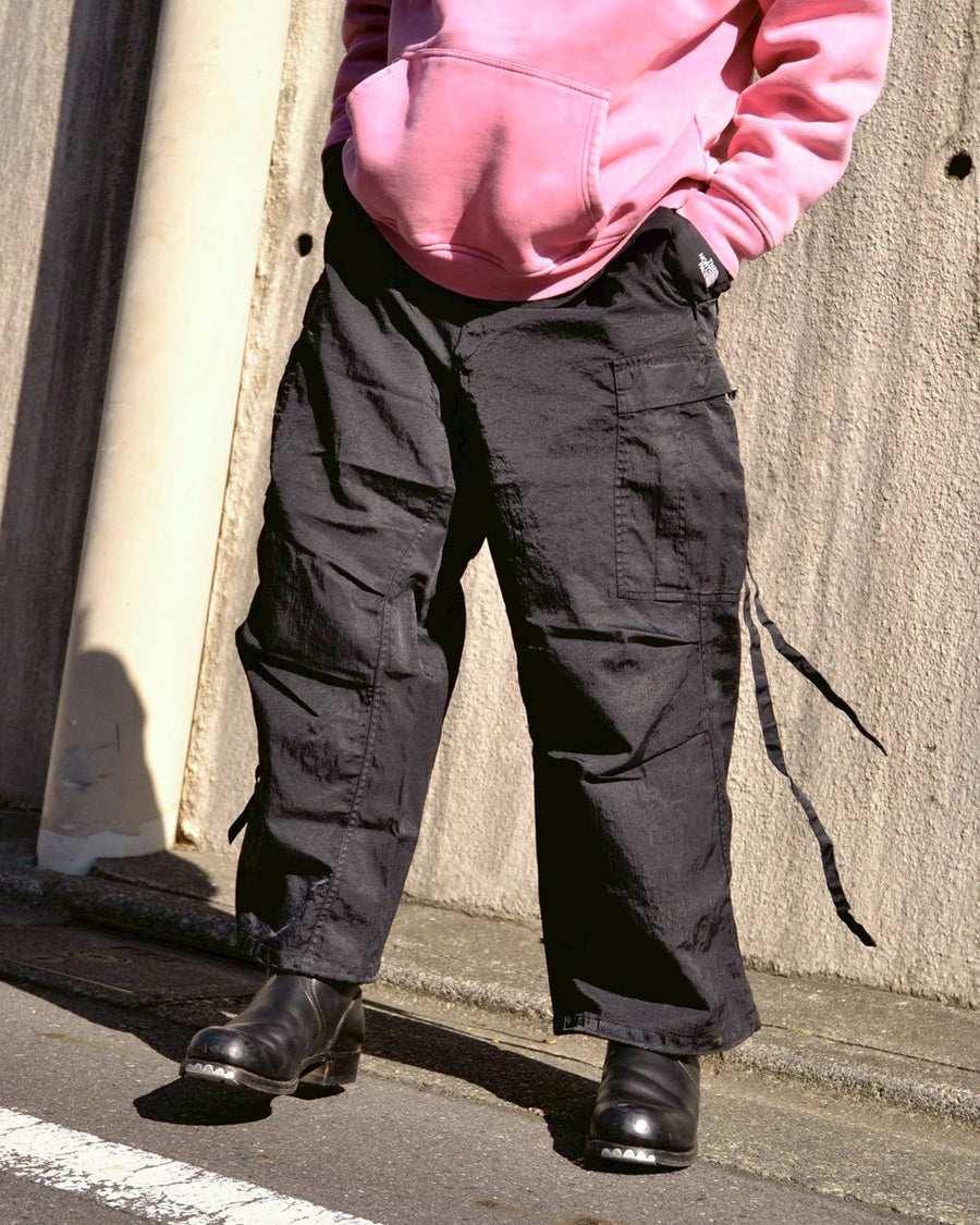 U.S. ARMYのM-51フィールドパンツをベースに再構築した一本。主要なディテールは忠実に再現しつつ、特殊な製品染め加工を施すことで、ヴィンテージとは異なる独自の風合いに仕上げています。生地には中肉クラスのナイロンツイルを使用。程よい肉感があり、幅広いシーズンで着用可能です。製品染め後に薬品で色を落とす特殊加工により、奥行きのある表情を生み出しています。Reimagined based on the U.S. ARMY M-51 Field Pants.
While faithfully retaining the original key details, a special garment-dyeing process gives the piece a distinctive character that differs from authentic vintage examples.