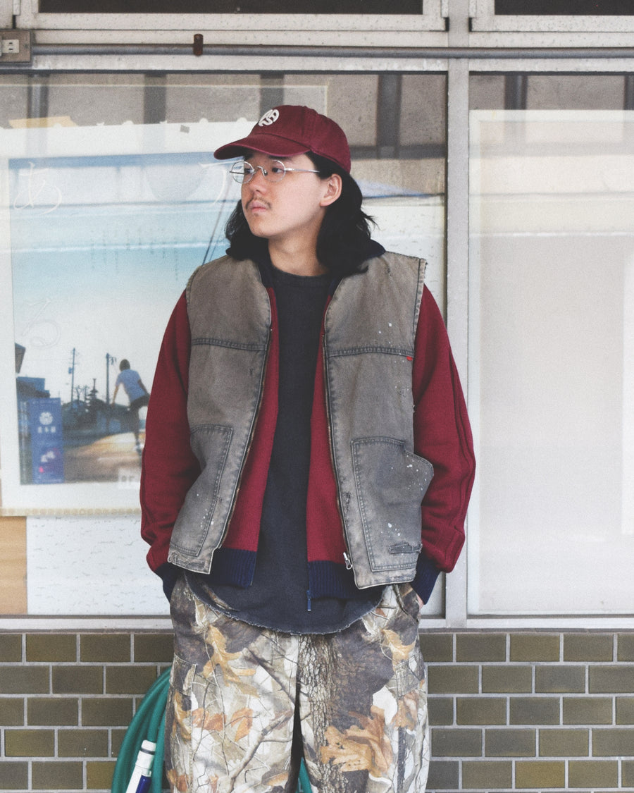 リバーシブルで着用が可能なダック×ボアのワークベスト。
カラーはブラック。
某ワークブランドよりも生地の重量が軽量なのでストレスの少ないライトな着用感も魅力的です。

■表地 : 11号帆布生地
頒布の中で最も薄手の11号を使用しており、強度・耐久性に優れ、着用を重ねるごとにアタリなどの経年変化を感じられる素材です。
■裏地 : シープボア
毛足がありながら、ざらつきが少ないソフトなボア生地です。

■加工 : 特殊エイジング加工/サンフェードダメージ加工
水や薬品の使用量を軽減させながら生地の凹凸部分のアタリを強調させ、同時に脱色させる特殊加工です。
さらにダメージ加工を施しております。