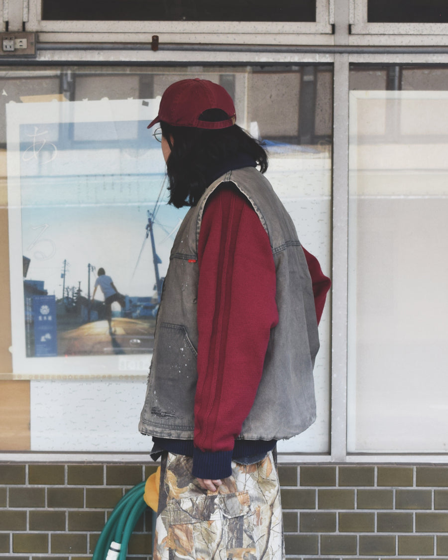 リバーシブルで着用が可能なダック×ボアのワークベスト。
カラーはブラック。
某ワークブランドよりも生地の重量が軽量なのでストレスの少ないライトな着用感も魅力的です。

■表地 : 11号帆布生地
頒布の中で最も薄手の11号を使用しており、強度・耐久性に優れ、着用を重ねるごとにアタリなどの経年変化を感じられる素材です。
■裏地 : シープボア
毛足がありながら、ざらつきが少ないソフトなボア生地です。

■加工 : 特殊エイジング加工/サンフェードダメージ加工
水や薬品の使用量を軽減させながら生地の凹凸部分のアタリを強調させ、同時に脱色させる特殊加工です。
さらにダメージ加工を施しております。